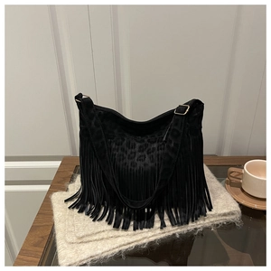 Détail du sac à bandoulière noir à franges avec motif léopard et boucles en métal