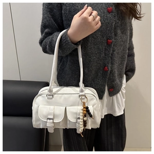 Borsa Boston bianca in ecopelle con tasche frontali con fibbia e ciondolo in perline di legno