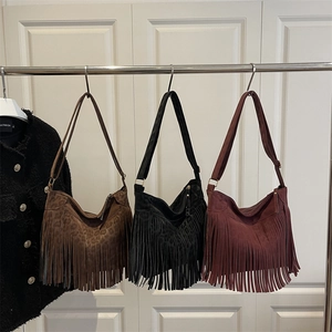 Sac à bandoulière bohème à franges et imprimé léopard en café noir et rouge vin