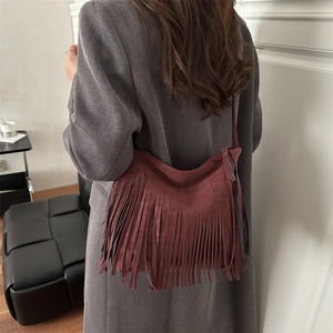 Sac bandoulière bohème en daim bordeaux avec de longues franges au style vintage