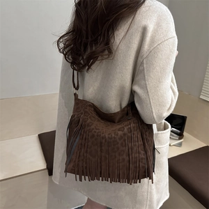 Sac bandoulière bohème en daim marron avec imprimé léopard et longues franges