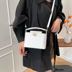 Sac seau minimaliste en cuir blanc avec boucle en métal et bandoulière pour femme