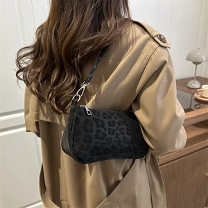 Sac fourre-tout chic à imprimé léopard noir avec détails argentés pour femmes