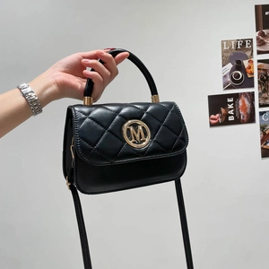 Bolso de mano clásico en cuero negro acolchado con logotipo M dorado y asa elegante