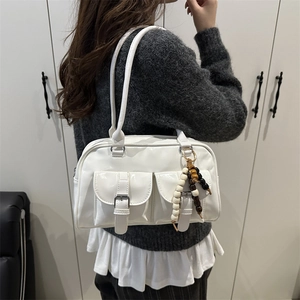 Borsa Boston bianca lucida con doppie tasche frontali e ciondolo con perle in legno
