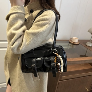 Elegante borsa Boston nera lucida con fibbie argentate e ciondolo con perline in legno