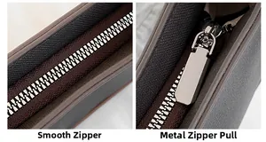 Detail van soepele zilveren metalen rits en hardware op de grijze crossbodytas