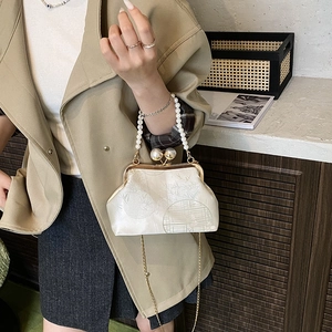 Sac bandoulière élégant en satin blanc avec poignée en perles et chaîne dorée