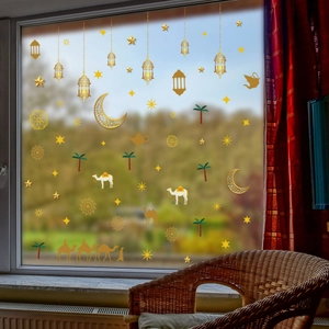 Details goldener Ramadan-Fensteraufkleber mit Laternen, Mondsichel und Kamelen