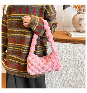 Détail du sac hobo en peluche rose montrant le tissage épais et la texture douce