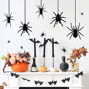 Stickers muraux araignée d'Halloween et guirlande de chauve-souris sur cheminée blanche