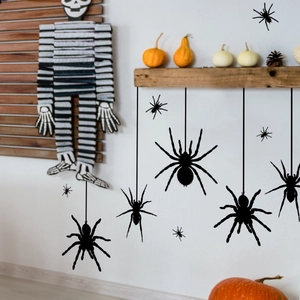 Détail de stickers muraux araignées noires de tailles variées pour décoration Halloween