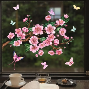Adesivo per finestre con fiori di prugno rosa e farfalle colorate su superficie in vetro