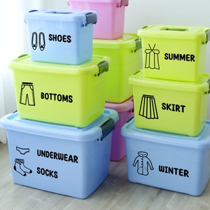 Contenitori impilabili in plastica con coperchi etichettati per scarpe e vestiti