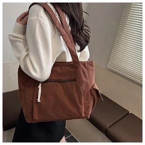 Détail du sac fourre-tout en velours côtelé marron avec grande capacité et poche zippée
