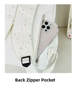 Dettaglio della tasca posteriore antifurto con zip sullo zaino bianco a stelle