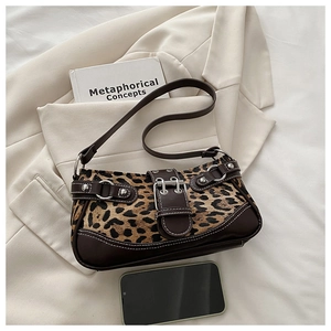 Detailaufnahme der Baguette-Tasche mit Leopardenmuster, braunem Lederbesatz und Silberbeschlägen