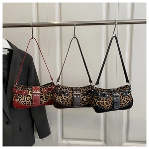 Drei Schultertaschen mit Leopardenmuster, farbigen Kanten und modischen Y2K-Metallbeschlägen