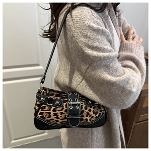 Detailansicht der Retro-Handtasche mit Leopardenmuster, Lederbesatz und weißen Nähten