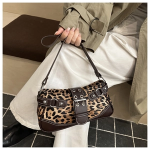 Detail der Schultertasche mit Leopardenmuster, Metallschnallen und Nieten-Details