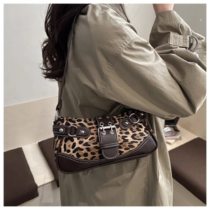 Detailansicht der Schultertasche mit Leopardenmuster, Metallschnallen und Lederriemen