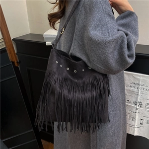 Sac à bandoulière noir à franges avec œillets argentés et style bohème en daim