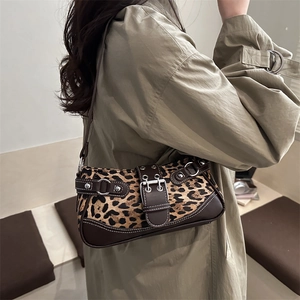 Leoparden-Schultertasche im Y2K-Stil mit Lederriemen und silbernen Metallschnallen
