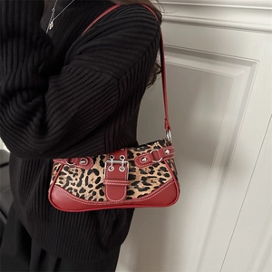 Leopardenmuster-Tasche mit rotem Lederbesatz und Nieten im modischen Retro-Stil