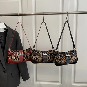 Baguette-Taschen mit Leopardenmuster in Rot, Braun und Schwarz an Metallstange