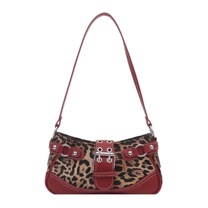 Leopardenmuster-Schultertasche mit rotem Lederbesatz und silbernen Metallösen