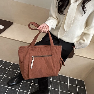 Grand sac cabas en velours côtelé marron avec poche zippée et cordon blanc décoratif