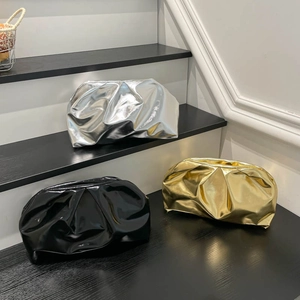 Pochettes nuages plissées à la mode en finitions argentées, noires et dorées brillantes