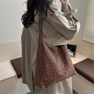 Chic leopard print large capacity shoulder tote bag in soft velvet for women