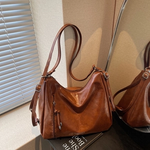 Vintage PU Leather Hobo Crossbody Bag For Women Large Capacity Retro Oil Wax Texture Shoulder Bag With Tassel Zipper