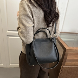 Classic black lychee texture crossbody handbag with gold hardware for winter fashion