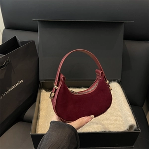 Borsa a mezzaluna in camoscio bordeaux minimalista con dettagli dorati in confezione regalo