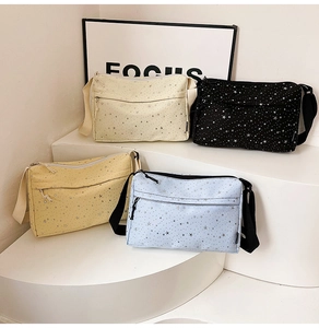 Sacs bandoulière en toile à motif d'étoiles en quatre couleurs sur un présentoir