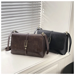 Détail de sacs bandoulière vintage en cuir PU avec boucles dorées en marron et noir