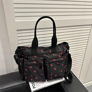 Borsa tote in nylon nero con stampa di ciliegie e tre tasche frontali con cerniera