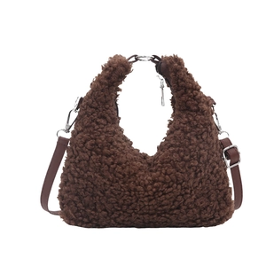 Sac à main marron en peluche avec bandoulière en cuir et finitions métalliques