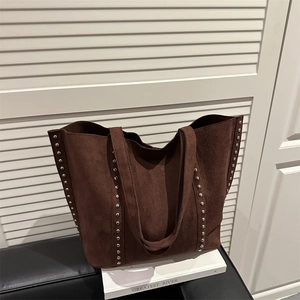 Grand sac cabas marron en daim avec rivets argentés et bandoulière pour le quotidien