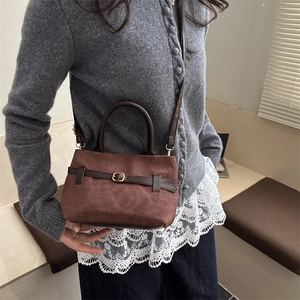 Sac à main rétro en daim marron foncé avec lanières en cuir et boucle dorée