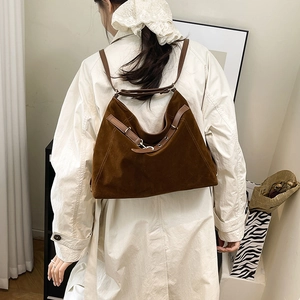 Grand sac cabas marron en daim avec lanières en cuir et boucle métallique en mode lifestyle