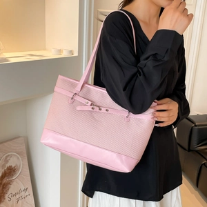 Sac fourre-tout rose tissé avec garniture en cuir et boucles métalliques sur l'épaule