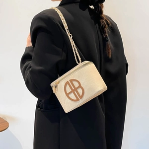 Sac boîte crème chic avec logo B en cuir marron et bandoulière chaîne dorée sur mannequin