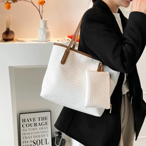 Borsa tote bianca intrecciata con manici in pelle marrone e pochette coordinata