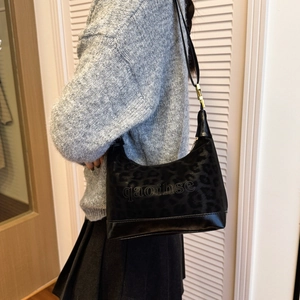 Elegante borsa hobo leopardata nera con finiture dorate e tracolla regolabile