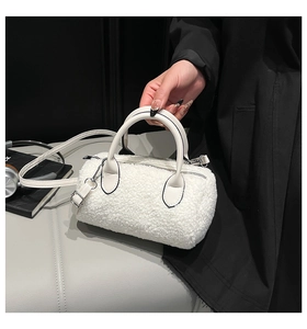 Détail du sac polochon en peluche blanche avec texture fausse fourrure et anses en cuir