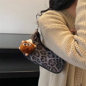 Borsa a spalla leopardata in pelliccia sintetica con ciondolo a forma di mostro
