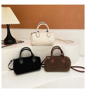Trois sacs Boston en fausse fourrure beige, noir et marron sur un support blanc